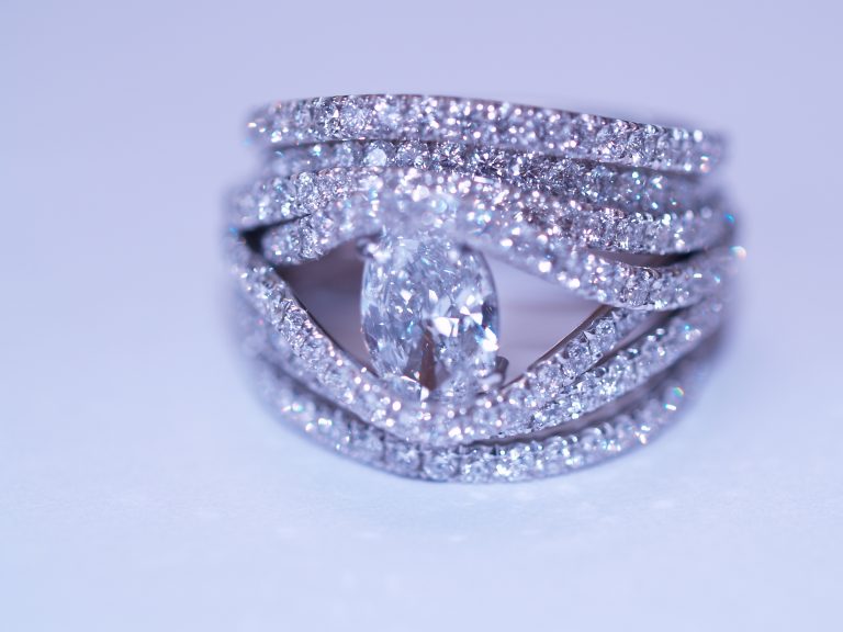 Minéral Imitant Le Diamant Sur Certains Bijoux